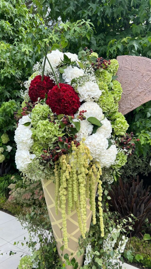 Behind the scenes of how we make our delightful floral bespoke ice cream.🍦 who wants a scoop?  #events #londonfloristry #icecream #flowers #hydrangea