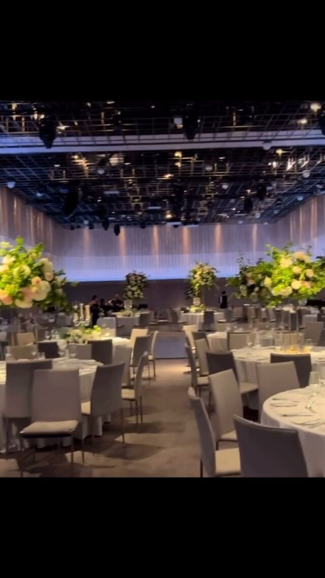 Another wedding setup at @thelondoner Overflowing with white and pink roses , hydrangeas and foliage, these whimsical table centers set the perfect tone for an unforgettable celebration.