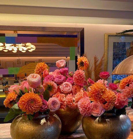 Pops of corals , oranges and fuchsia in our gorgeous gold round vases. Fluffy dahlias and opulent garden roses used in this design. For the fabulous @themandrakehotel . 

#luxuryflowers #london #londonfloristry #themandrakehotel #mayfair #hotelflowers