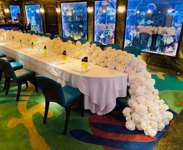 A stunning cascade of all-white hydrangeas and roses adorns the table at the beautiful @scottsmayfair, creating a romantic ambiance for a wedding celebration. #cascadingflowers #luxuryflowers #londonfloristry #floristry #roses #hydrangeas