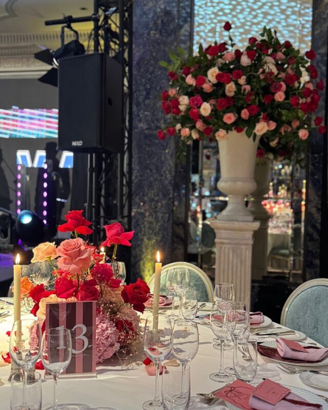 Valentine’s vibes at their finest this week at The Dorchester Hotel! All red and pink florals, pure luxury. @ukwh_awards @lafeteofficial @thedorchester